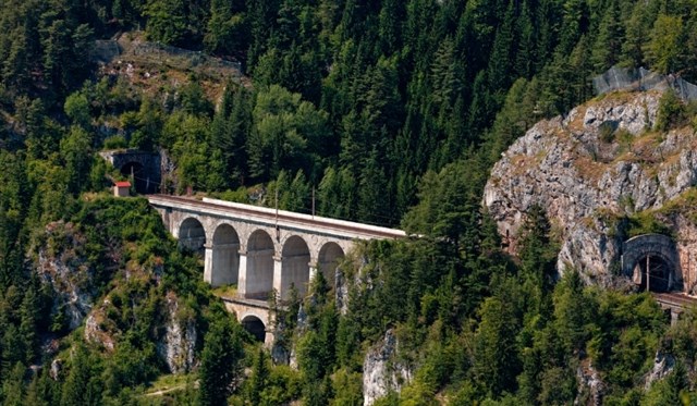 Rakousko - Semmering – Historická železnice UNESCO a hrad Forchtenstein  